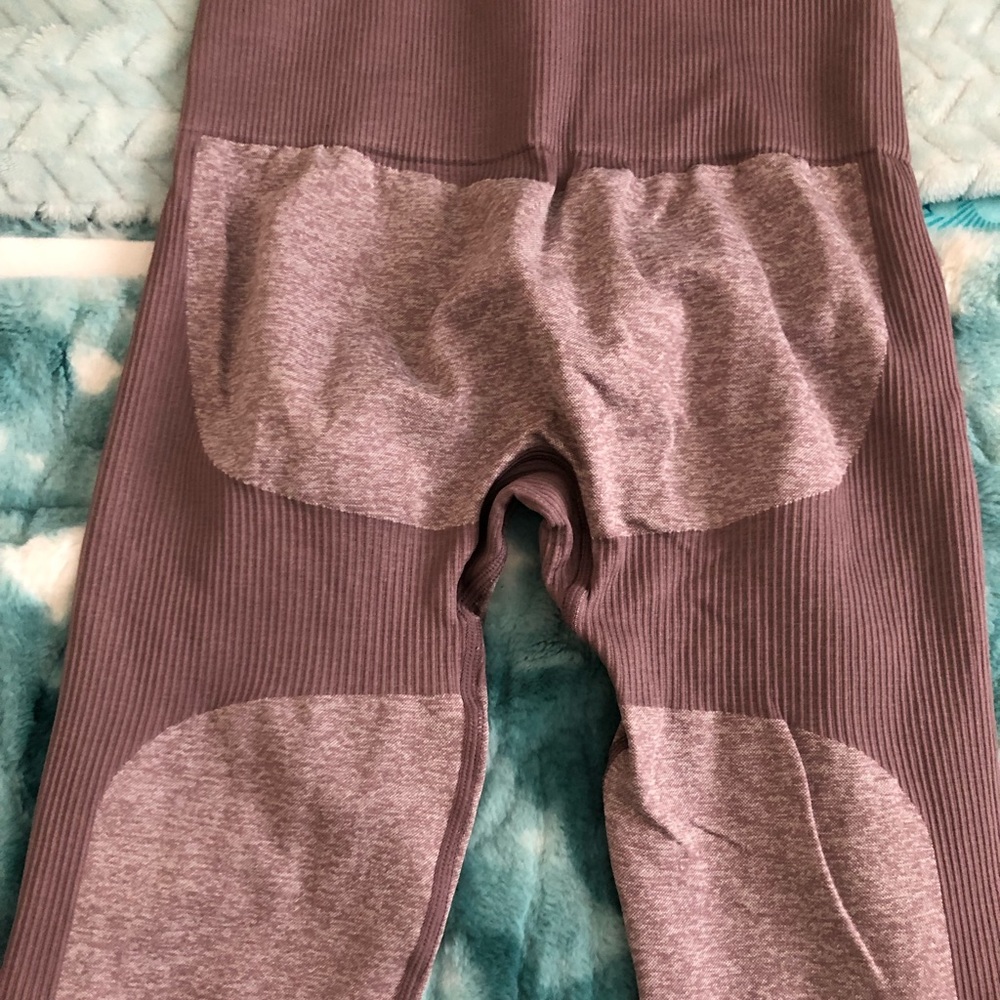 Medium do you even leggings ! Mauve color. Worn 2 times . Excellent condition!